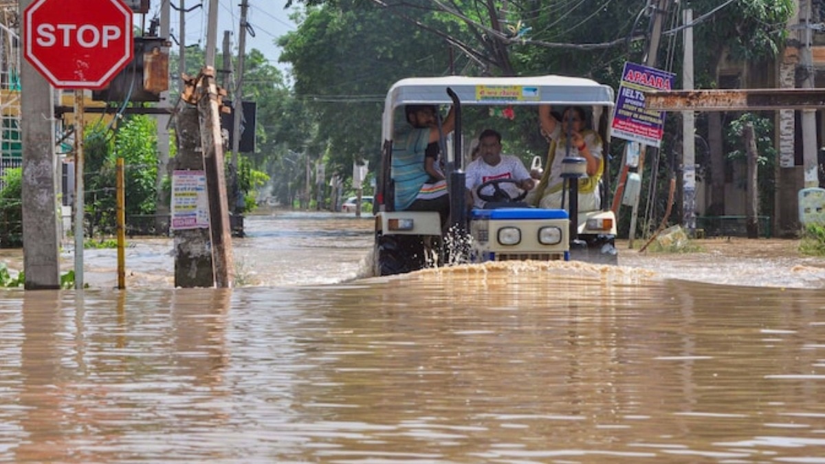 पंजाब के 23 जिलों में बाढ़ का कहर. (Photo: PTI) 