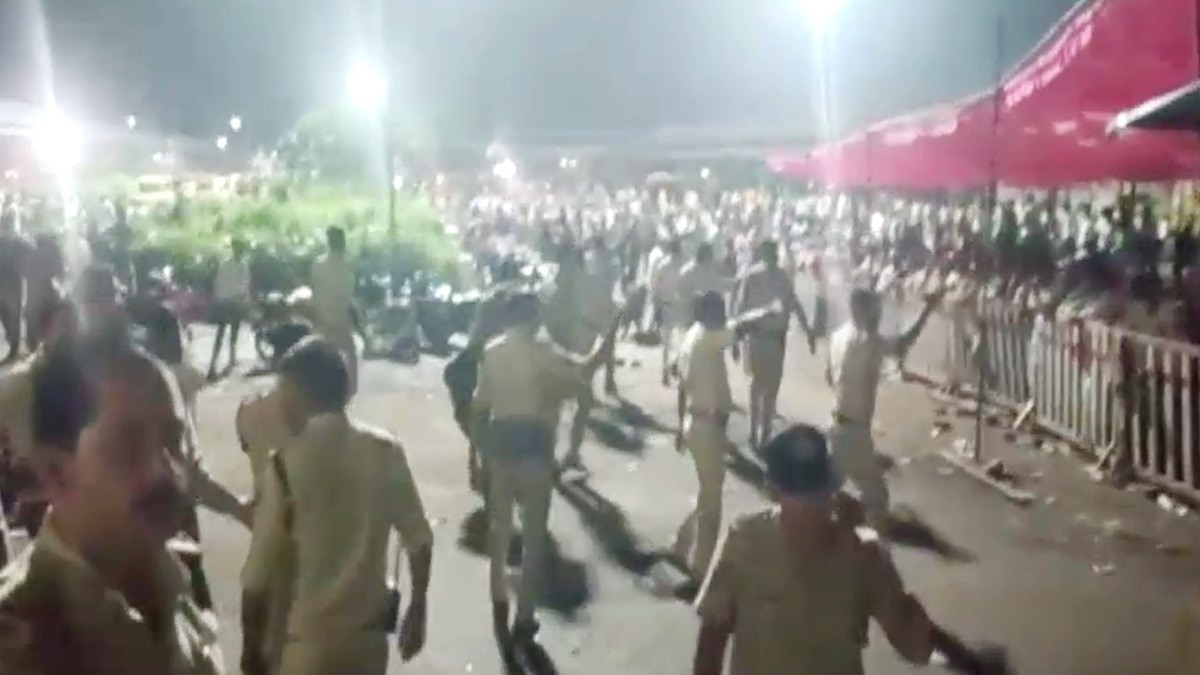 खाद के लिए लाइन में लगे किसानों को खदेड़ती पुलिस.