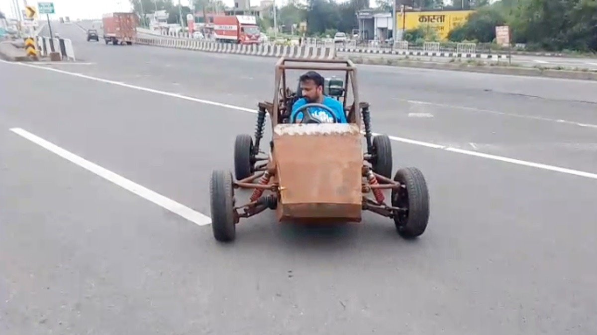 Buggy को सड़क पर दौड़ाते हुए युवक.(Photo:Screengrab)