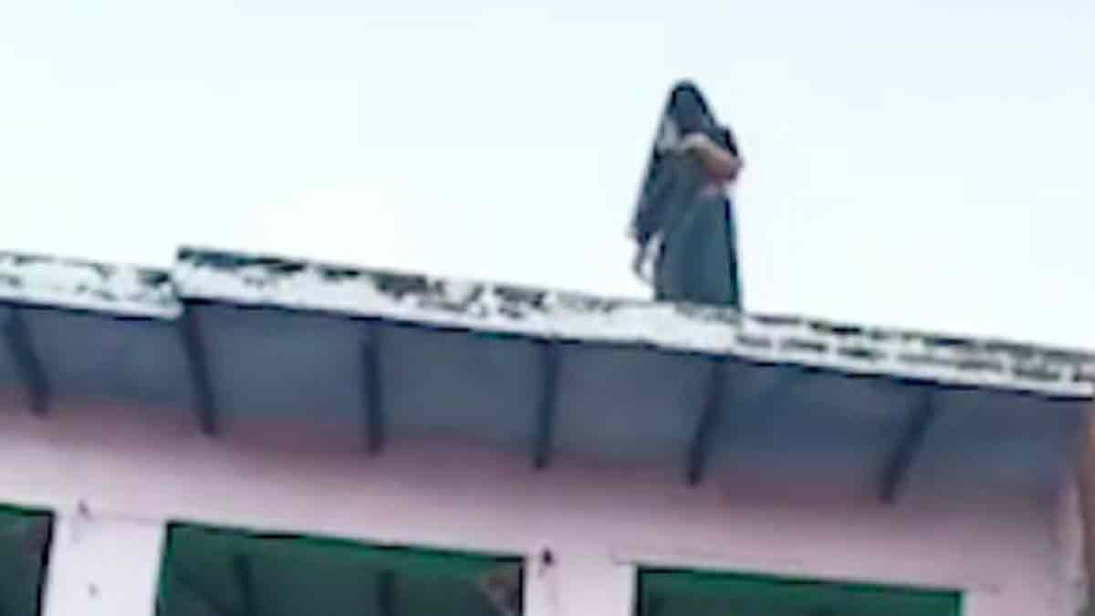 छत से कूदी शादीशुदा महिला (Photo: Screengrab)