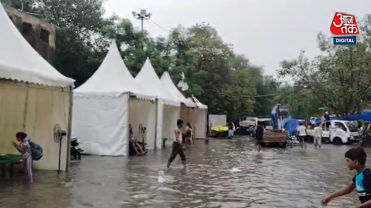 दिल्ली के यमुना विहार इलाके में बाढ़ग्रस्त लोगों के लिए अस्थाई टेंट लगाए गए थे. लेकिन अब यह टेंट भी बाढ़ के पानी की चपेट में हैं. (Photo: ITG/Sushant Mehra)