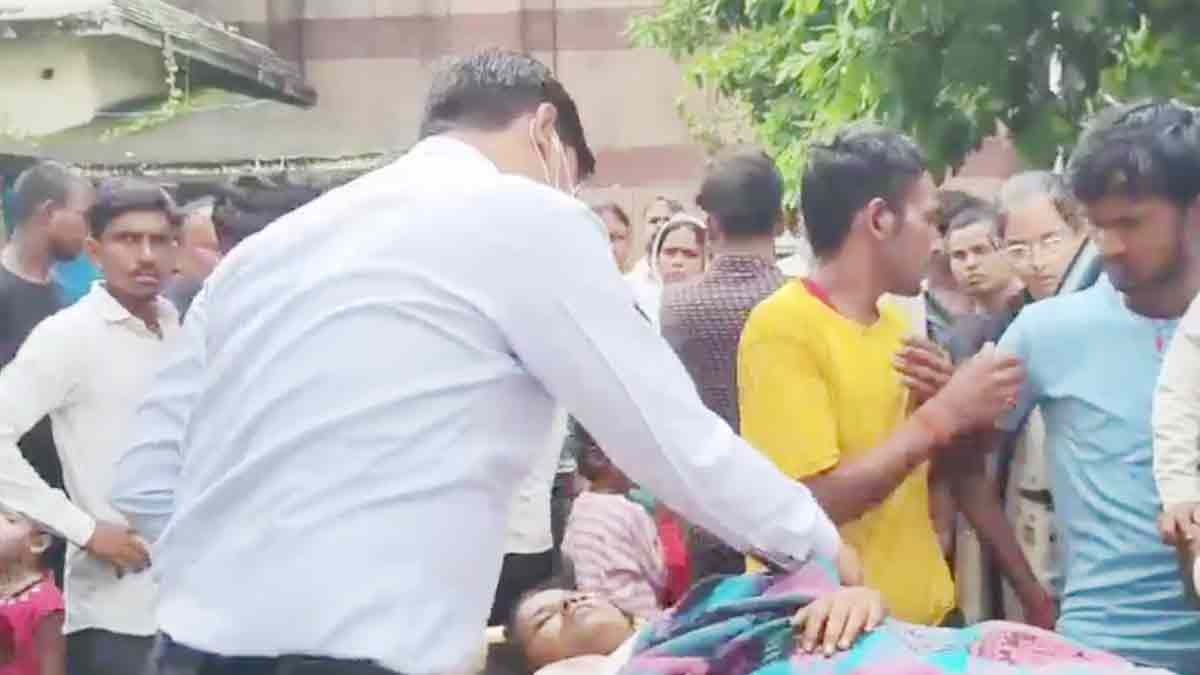 The husband reached the DM office with his wife's dead body