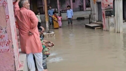 हथिनी कुंड बैराज से पानी छोड़े जाने के बाद कई इलाकों में भरा पानी