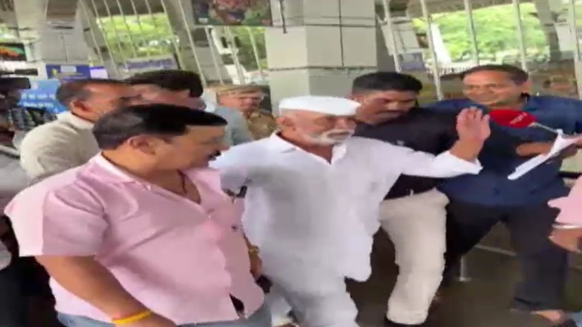 नागपुर एअरपोर्ट पर इस अंदाज में दिखा अरुण गवली. (Photo: Screengrab)