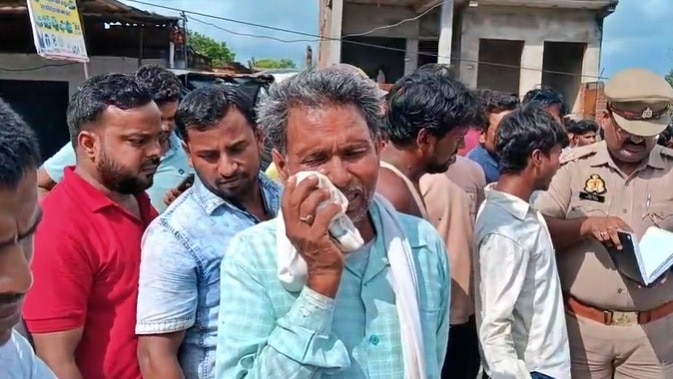 सड़क हादसे में बेटी और नाती को खोने के बाद रोते दादा (Photo: Screengrab)