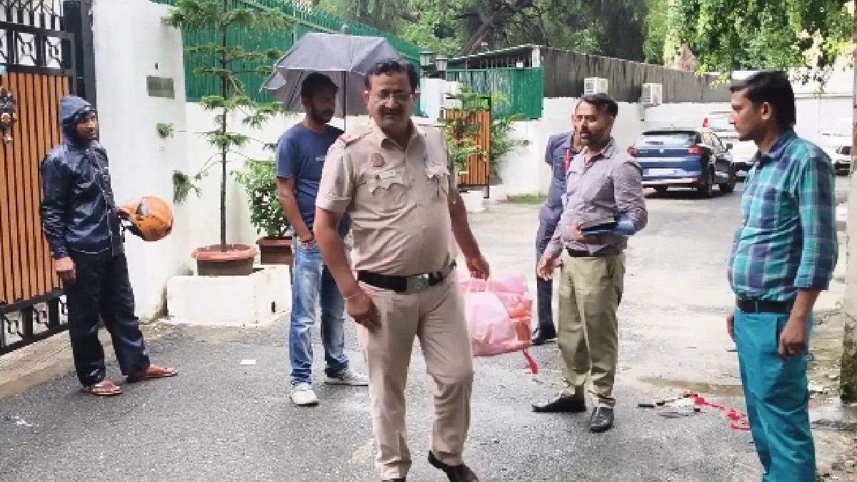 मिठाई जब्त कर ले जाती दिल्ली पुलिस.(Photo:Screengrab)