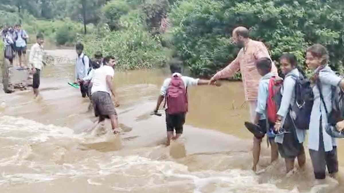 स्कूल जाने के लिए नदी पार करते छात्र (Photo: Screengrab)