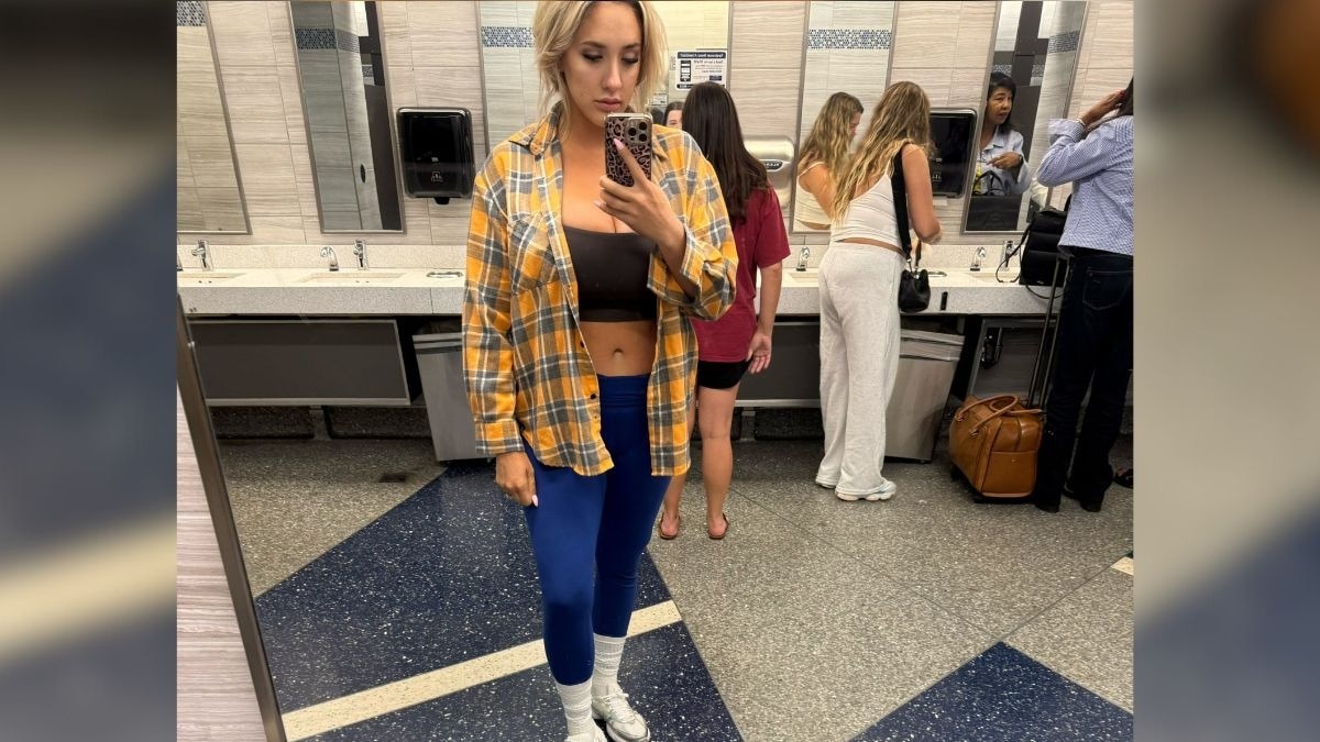 प्लेन में एयर होस्टेस के ठीक से कपड़े पहनने की हिदायत पर एक मॉडल भड़क गई (Photo - X/@saracheeky1) 