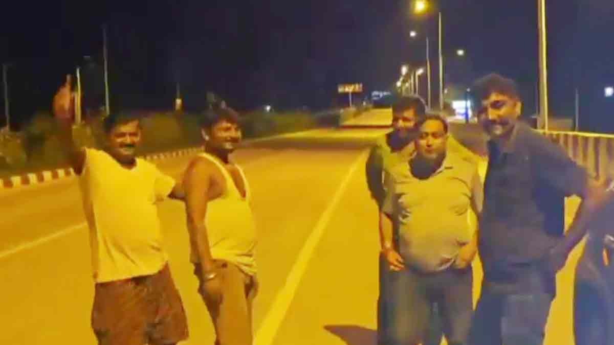 हाईवे पर शराब और मुर्गा पार्टी (Photo: Screengrab)