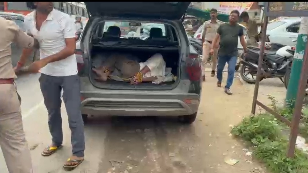 हाथ-पैर बांधकर किसान को डिक्की में डाला (Photo: Screengrab)