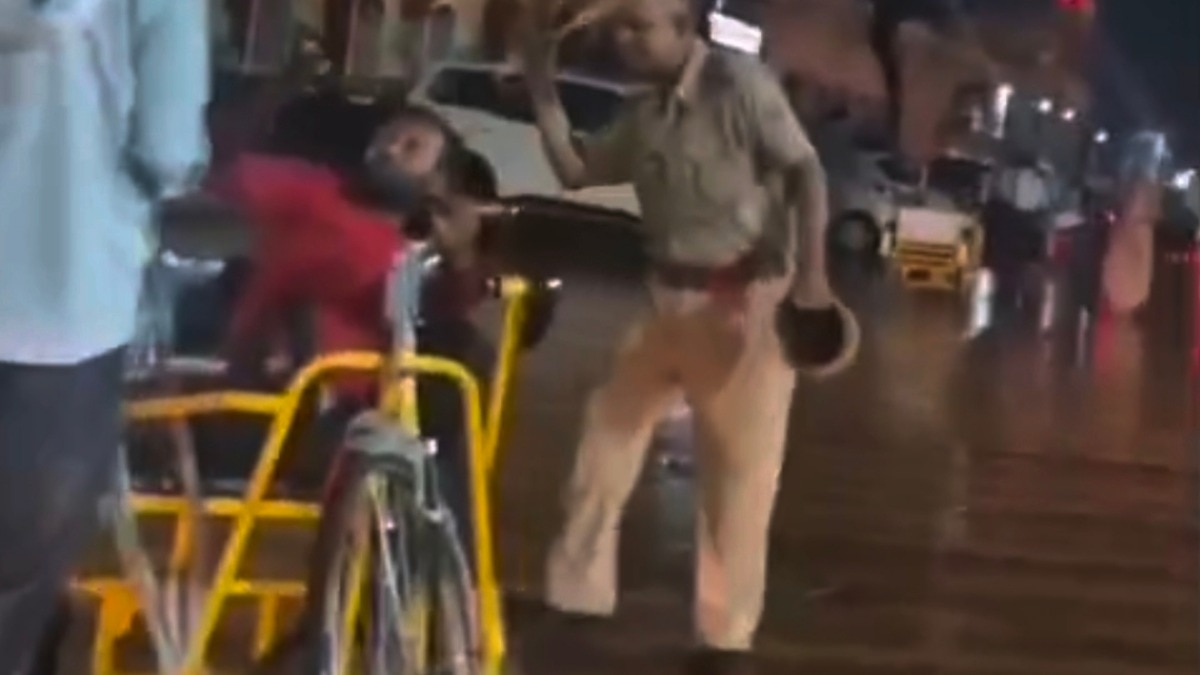 रेलवे स्टेशन पर दिव्यांग को पीटा (Photo: Screengrab)