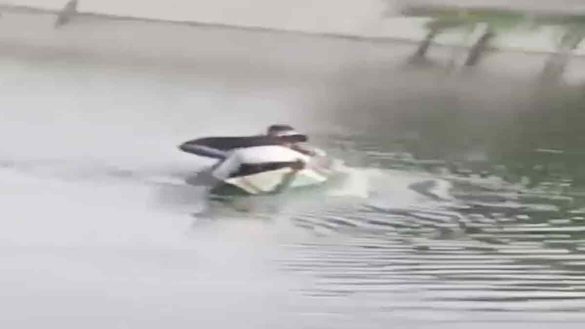 नाव पलटने से तीन युवकों की मौत (Photo: Screengrab)