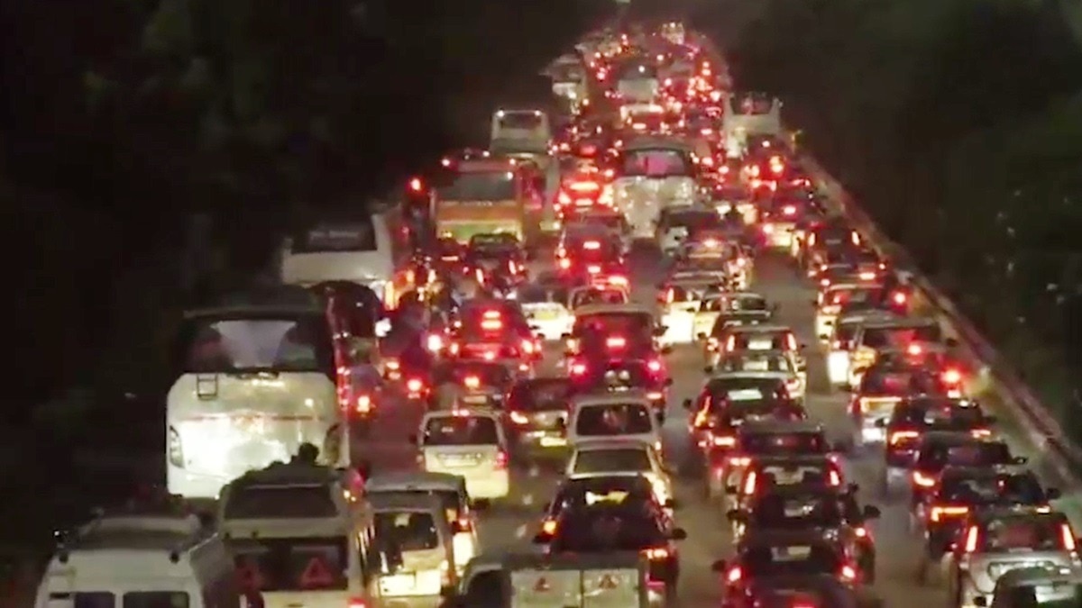 नोएडा-ग्रेटर नोएडा एक्सप्रेसवे पर लगा जाम.(Photo:Screengrab)