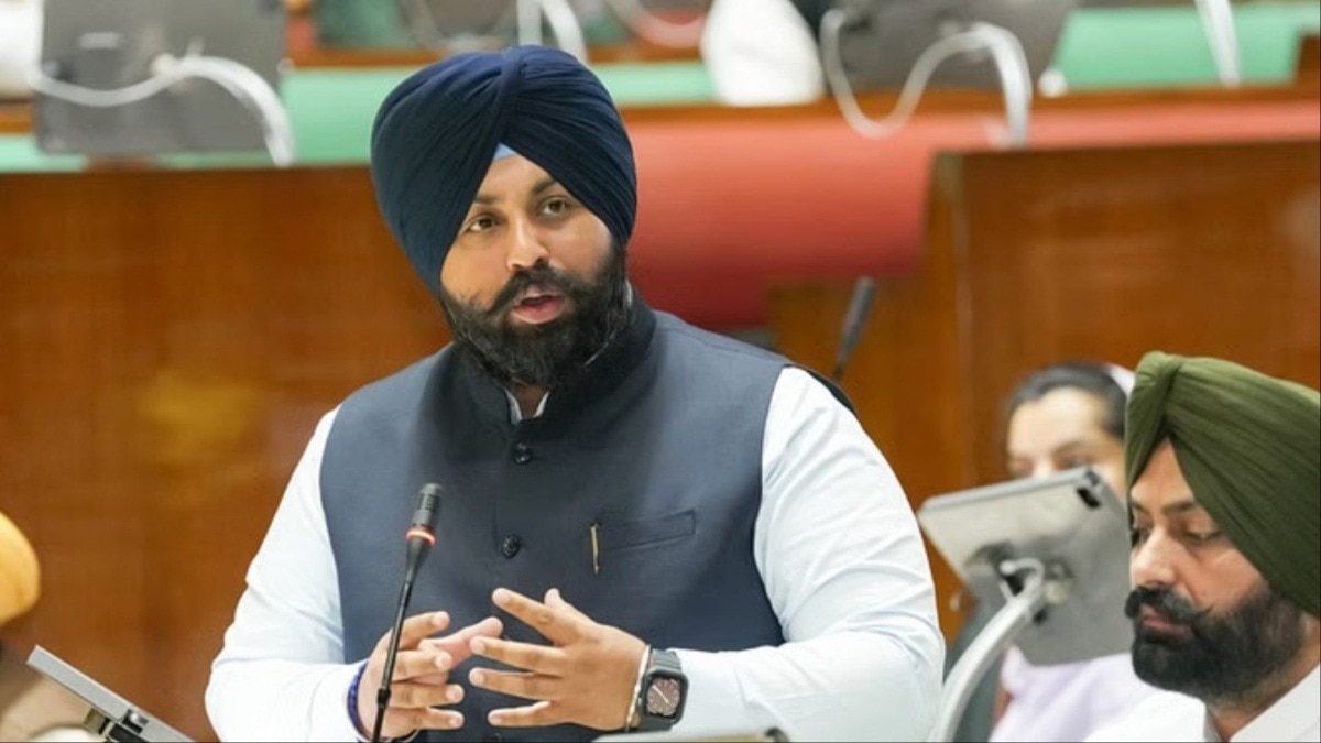 पंजाब के शिक्षा मंत्री हरजोत सिंह बाढ़ पीड़ितों की मदद को सामने आए हैं (Photo:X(@harjotbains)