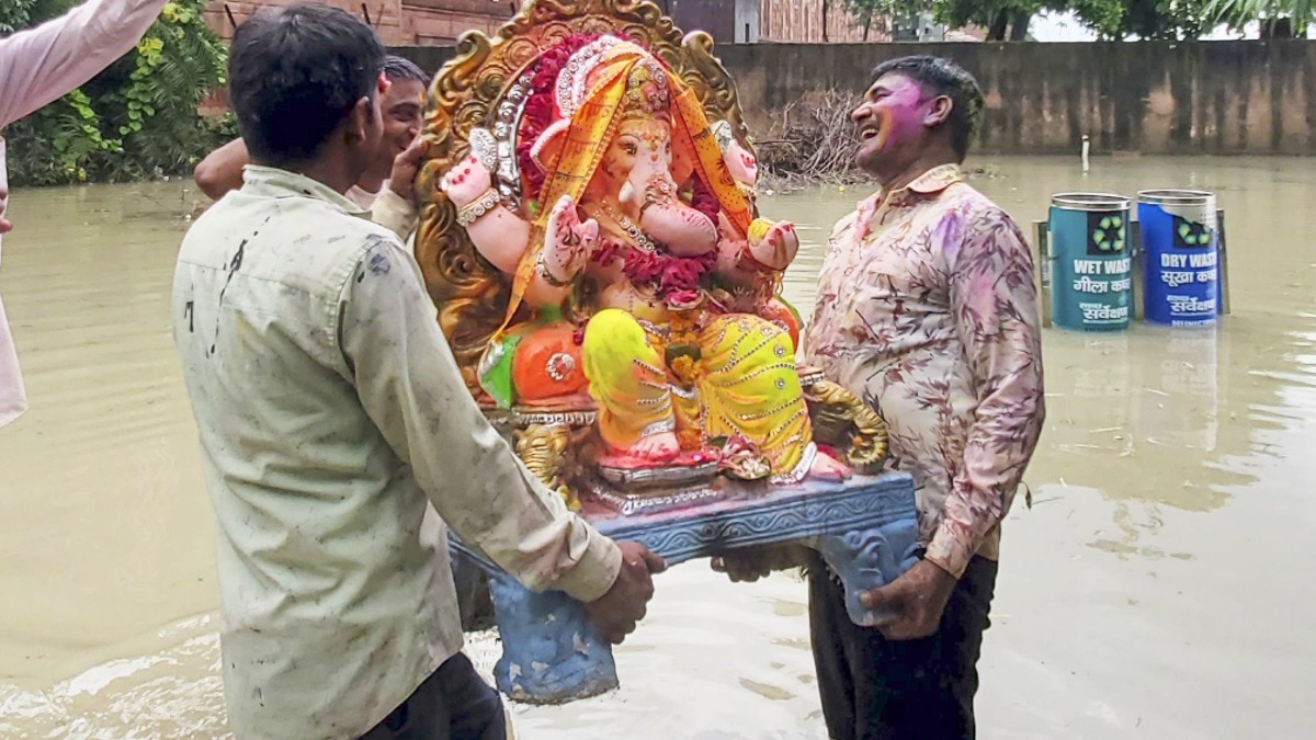 भगवान गणेश की मूर्ति का विसर्जन करते हुए लोग.(Photo:PTI)