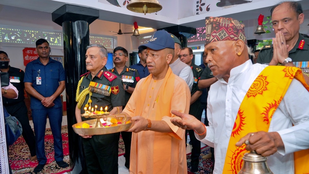 CM Yogi with CDS in Gorakhpur (Photo: x/@myogiadityanath)