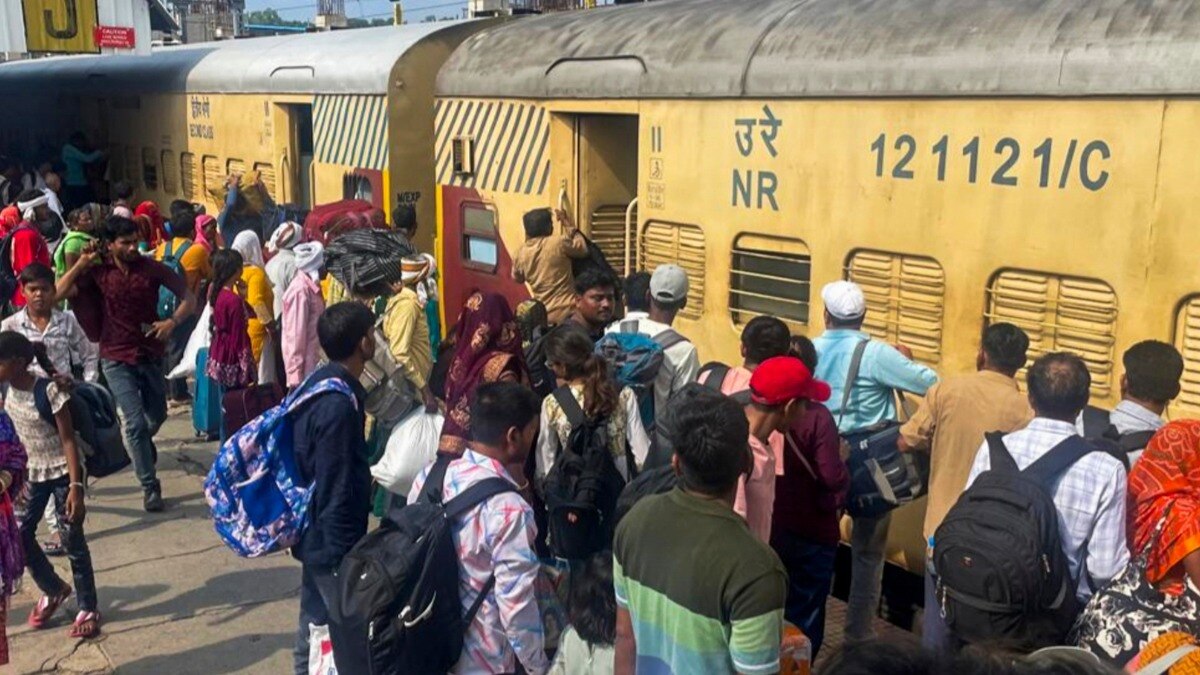यात्रियों की भीड़ संभालने के लिए 12 हजार से ज़्यादा फेस्टिवल स्पेशल ट्रेनें चलाएंगी (File Photo: PTI)