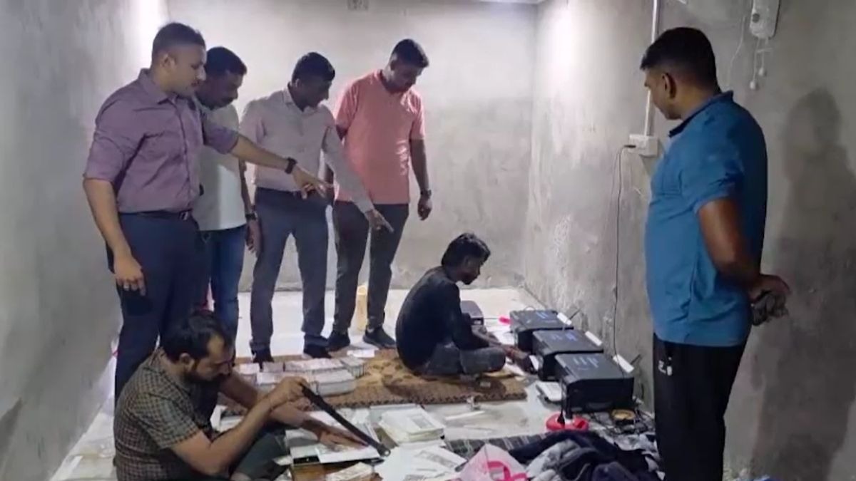 प्रिंटर से छापते थे नकली नोट. (Photo: Screengrab)
