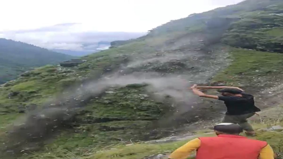 चंबा में लैंडस्लाइड का डरा देने वाला वीडियो हो रहा वायरल. (Photo: Screengrab)