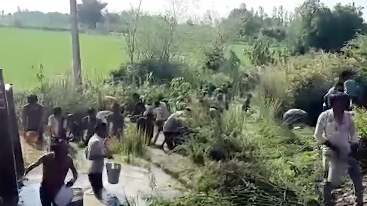 बाल्टी में भरकर डीजल ले जाते गांव वाले  (Photo: Screengrab)