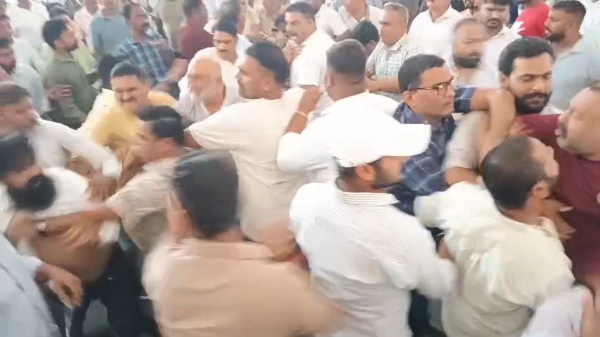 दोनों गुटों के बीच मारपीट में एक वरिष्ठ कांग्रेस नेता के कपड़े भी फट गए. (Photo: Screengrab)