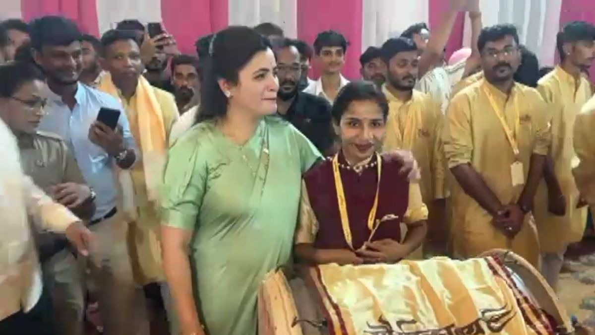 नवनीत राणा ने बजाया ढोल. (Photo: Screengrab)