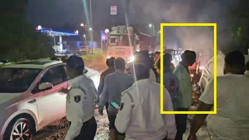 आग के गोले में बदल गई कार (Photo: Screengrab)