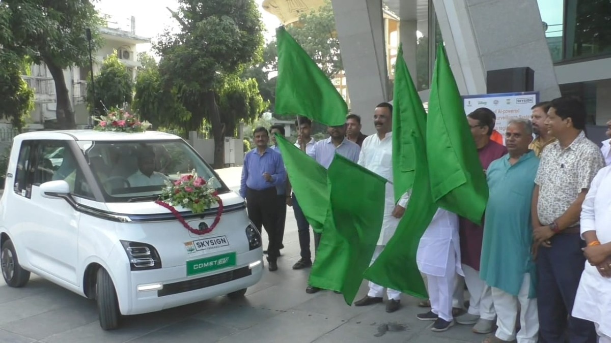 हरी झंडी दिखाकर वाहन को रवाना किया.(Photo: Roshan Jaiswal/ITG)
