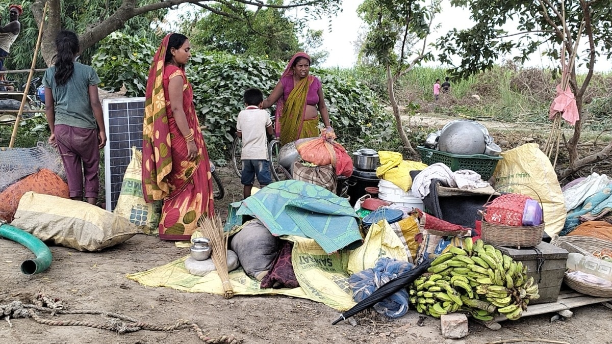 100 से अधिक घर नदी में समा चुके हैं.(Photo: Abhishek Pandey/ITG)