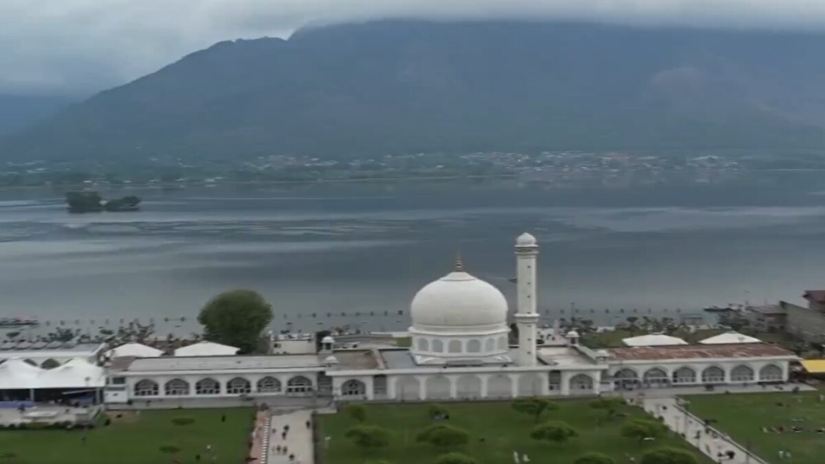 Hazratbal Dargah in Srinagar Kashmir