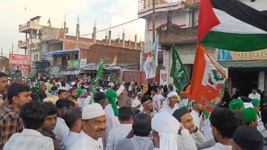 अमेठी में बारावफात के जुलूस में लहराया गया फिलिस्तीनी झंडा. (Photo: Abhishek Kumar Tripathi/ITG)