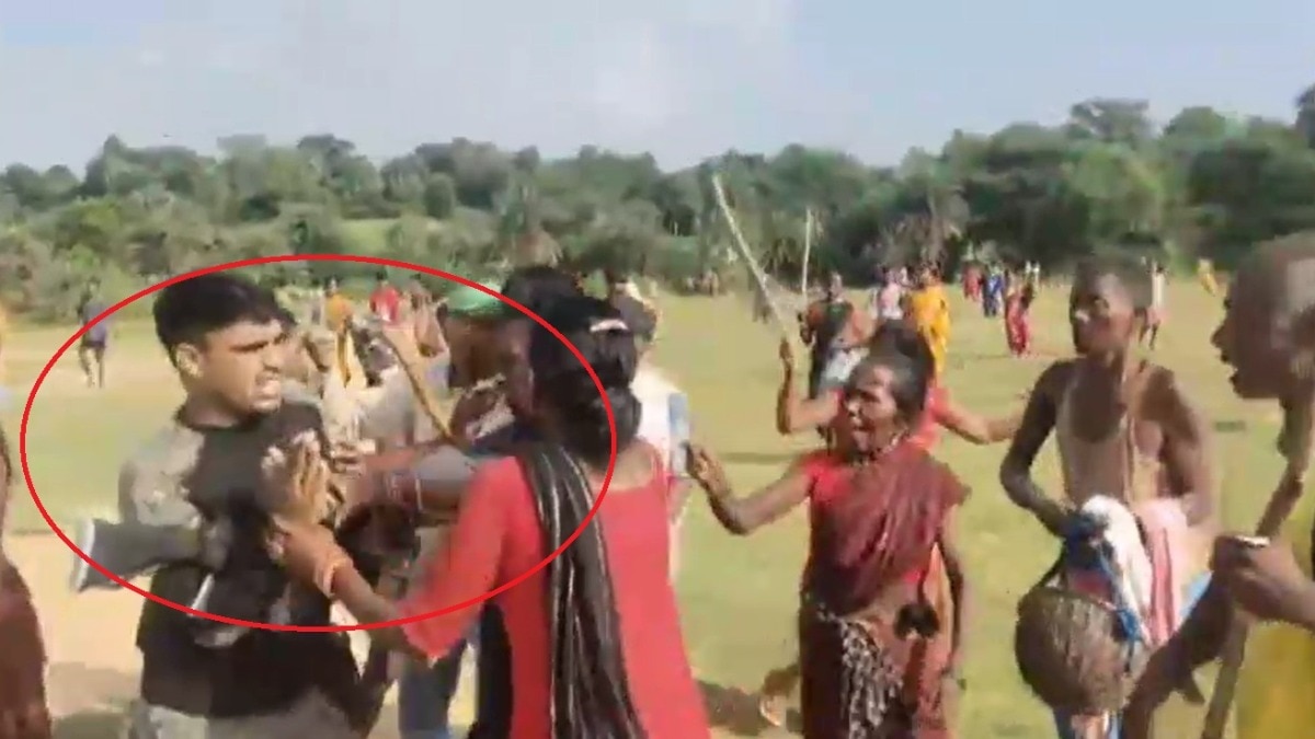 पुलिस टीम पर आदिवासियों ने किया हमला. (Photo: Screengrab)