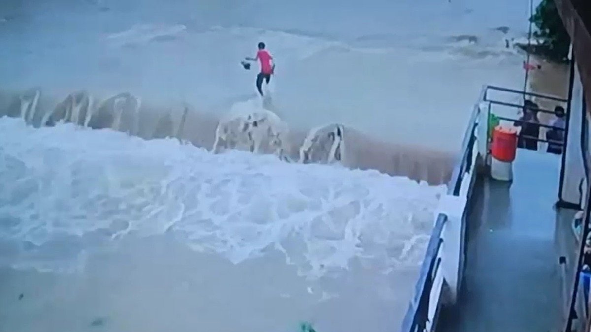 उफनदी में बहा युवक. (Photo: Screengrab)