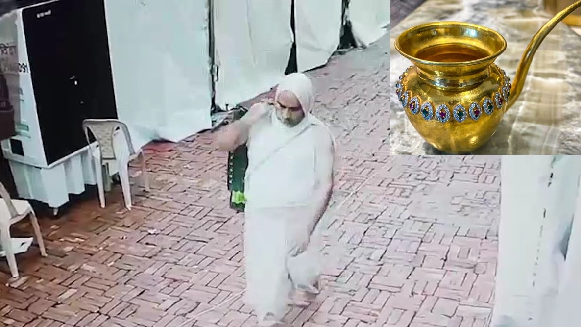 कलश को चुराने के बाद झोले में भरकर जाता चोर. (Photo: Screengrab)