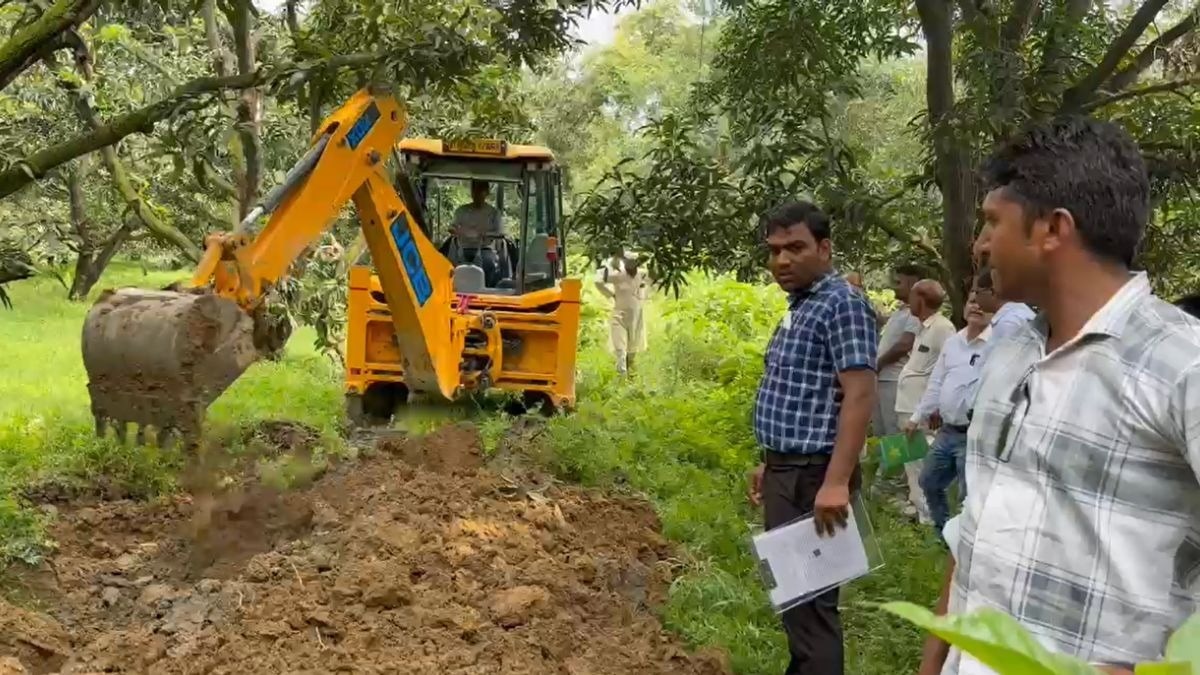 सपा विधायक के बाग में चला बुलडोजर. (Photo: Screengrab)