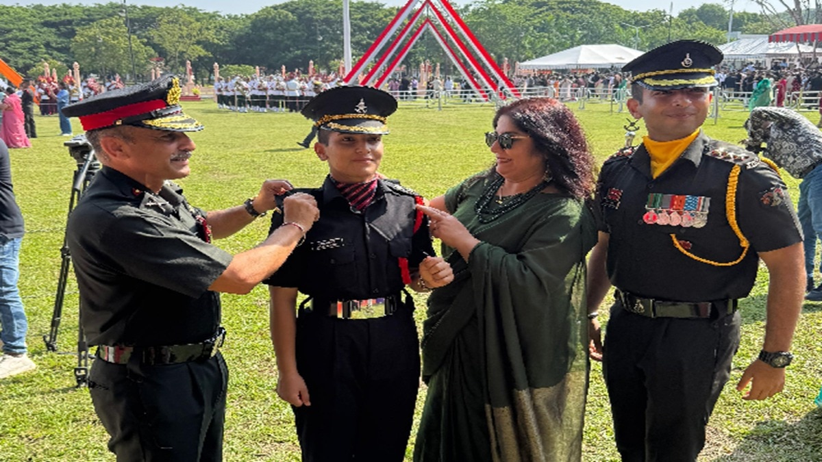 लेफ्टिनेंट पारुल धडवाल अपने परिवार की 5वीं पीढ़ी की सैन्य अधिकारी बनीं. (Photo: ITG)
