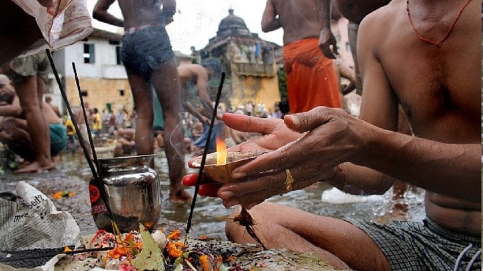 पितृ पक्ष के प्रतिपदा श्राद्ध की तर्पण विधि (Photo: ITG)