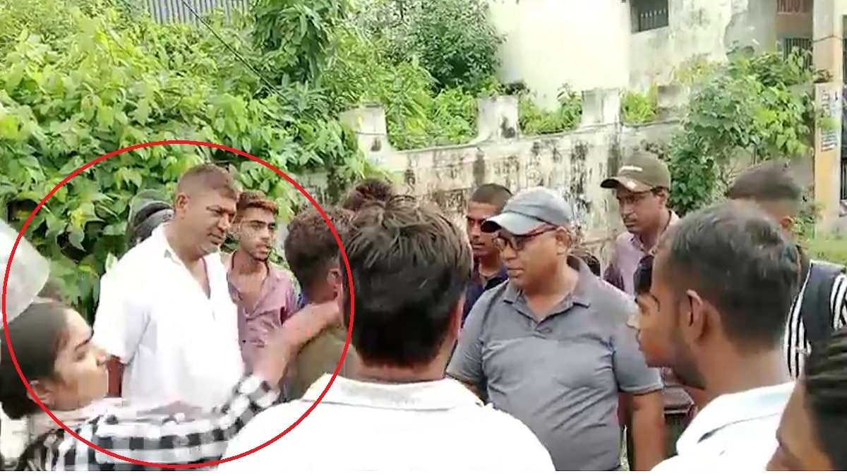 बीच सड़क पर छात्रा और लोगों ने जमकर की धुनाई- (Photo: Screengrab)