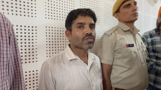 पुलिस की गिरफ्त में आरोपी.(Photo: Himanshu Sharma/ITG)