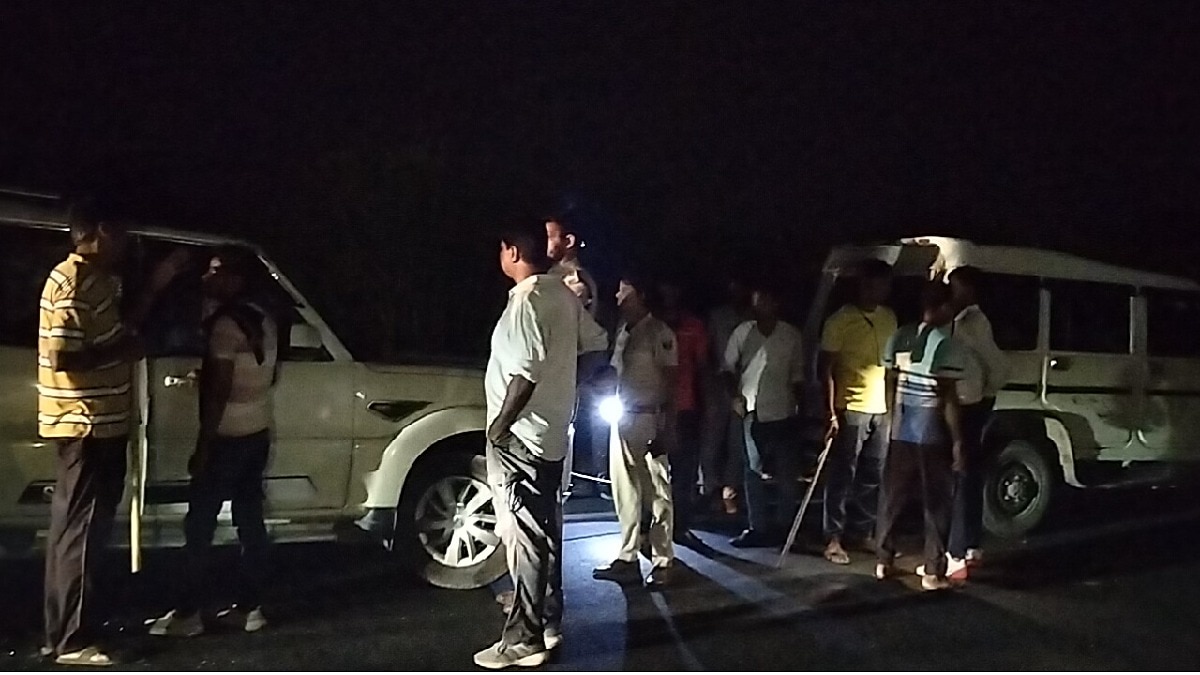 हमलावरों ने विभाग की स्कॉर्पियो गाड़ी को बुरी तरह क्षतिग्रस्त कर दिया. (Photo: Abhishek Pandey/ITG)