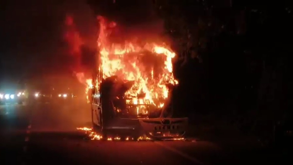 आग लगने के कारण धू-धू कर जलती बस. (Photo: Screengrab)