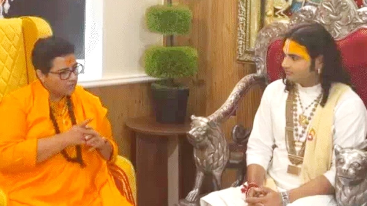 अनिरुद्धाचार्य और प्रज्ञा सिंह की वृंदावन में मुलाकात.(Photo:ITG)