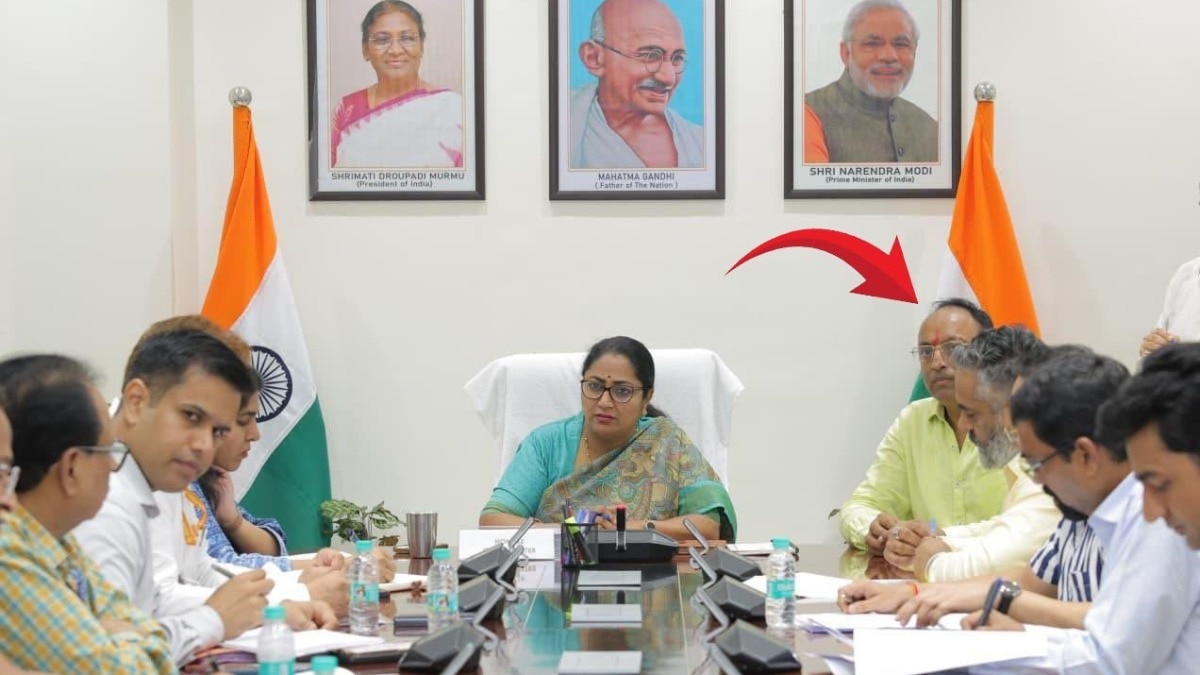 AAP ने दिल्ली की इस मीटिंग की तुलना फुलेरा पंचायत से की है. (Photo: X/@Saurabh_MLAgk)