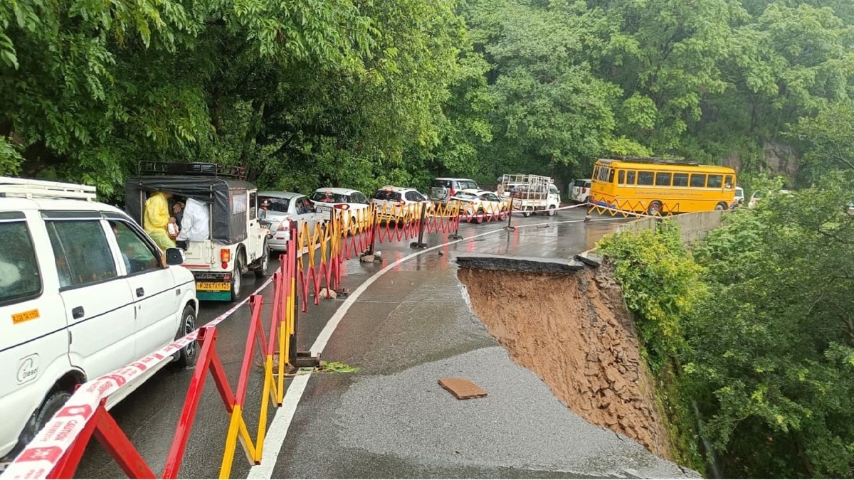 माउंट आबू में भारी बारिश से बुरी तरह टूटा मुख्य मार्ग (Photo: ITG)