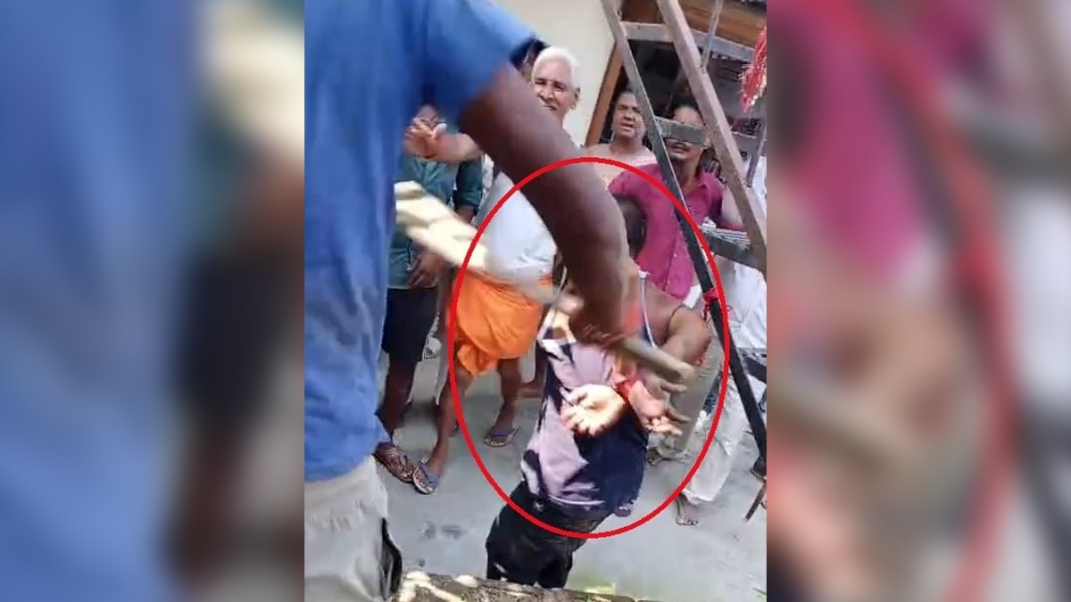 चोर होने के शक में युवक को बांधकर पीटते ग्रामीण. (Photo: Abhishek Kumar Tripathi/ITG)