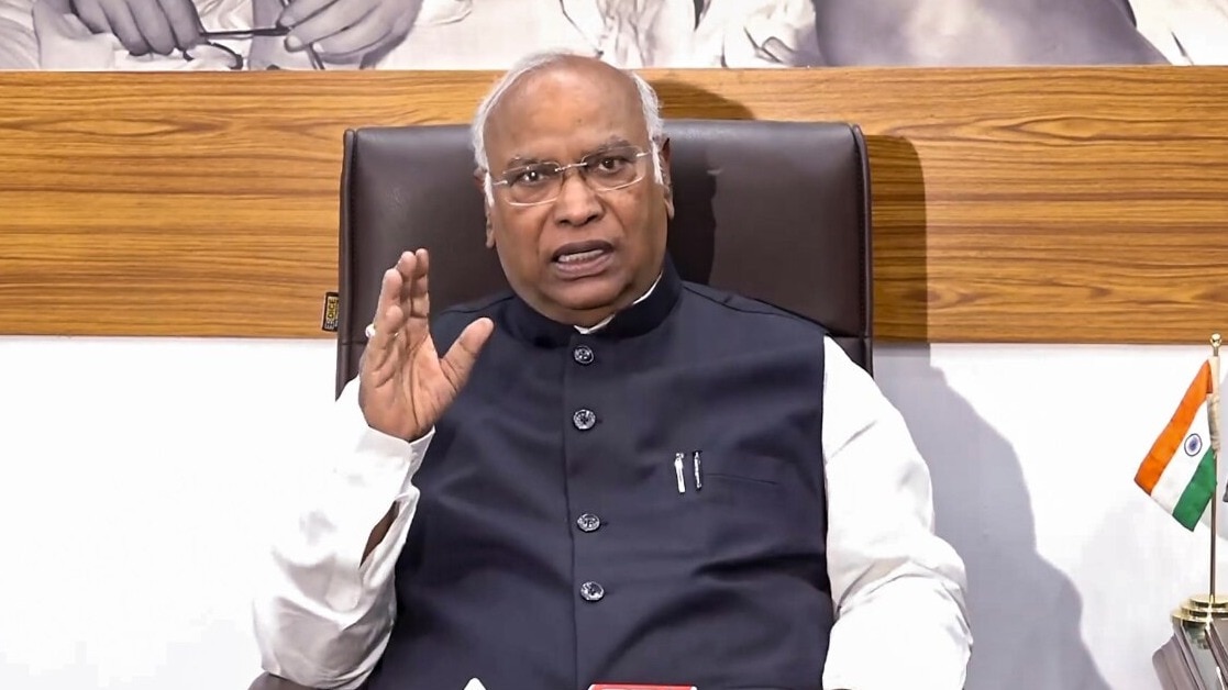 मल्लिकार्जुन खड़गे कर्नाटक स्थित अपने घर पर प्रेस कॉन्फ्रेंस कर रहे थे. (File photo)