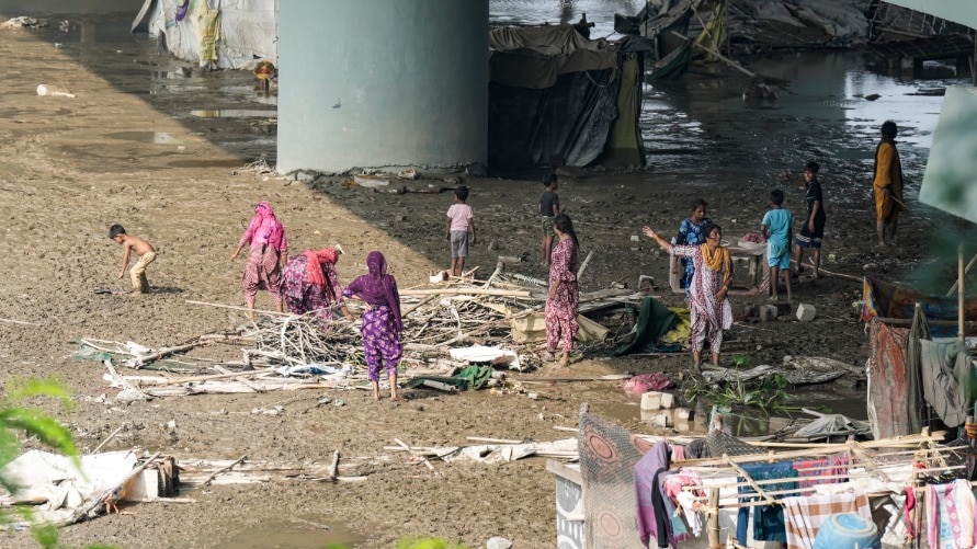 दिल्ली से टला बाढ़ का खतरा! घटने लगा यमुना का जलस्तर, घरों को साफ करने पहुंचे लोग