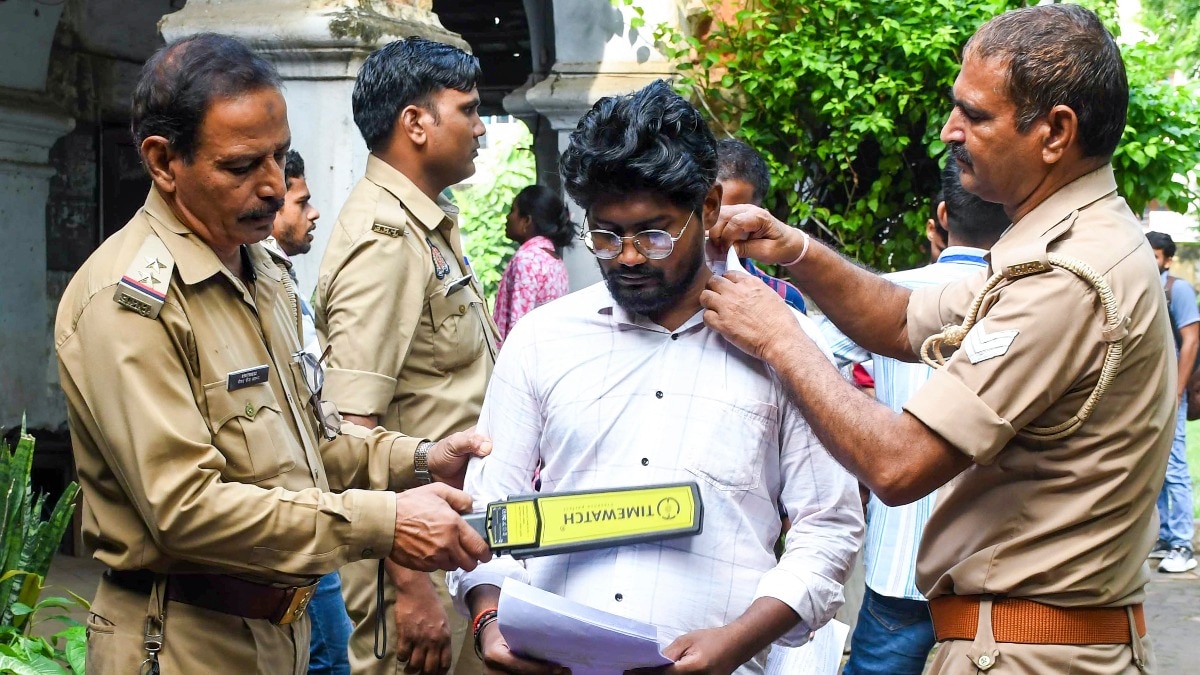 UP PET Exam 2025: पांच लाख से ज्यादा कैंडिडेट्स ने छोड़ी पीईटी परीक्षा, नकल करते हुए पकड़े गए 31 अभ्यर्थी