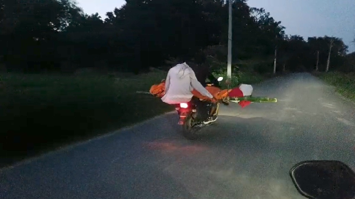 महिला के शव को बाइक पर लादकर ले गए परिजन (Photo: ITG)