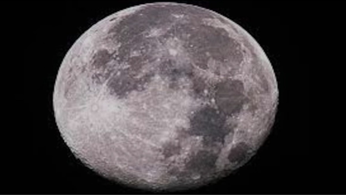 चांद की सतह पर मौजूद मिनरल्स के कारण वहां अलग-अलग रंग के धब्बे भी हैं. (फोटो- ITG)